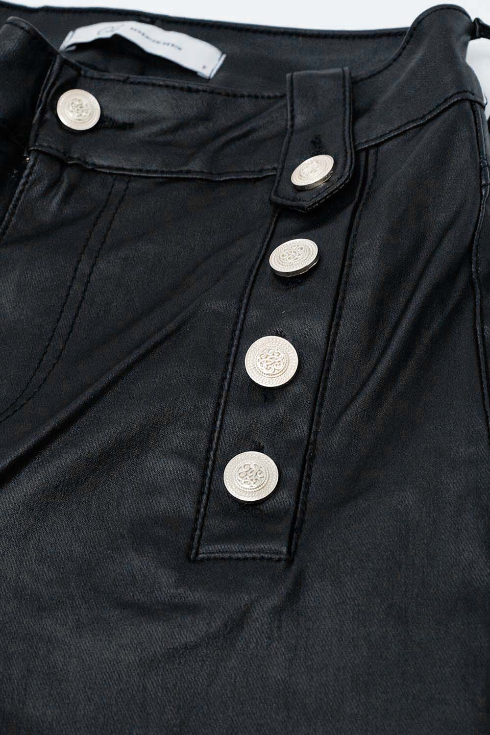 Pantalón negro de piel sintética con botones Pantalón negro de piel sintética con botones