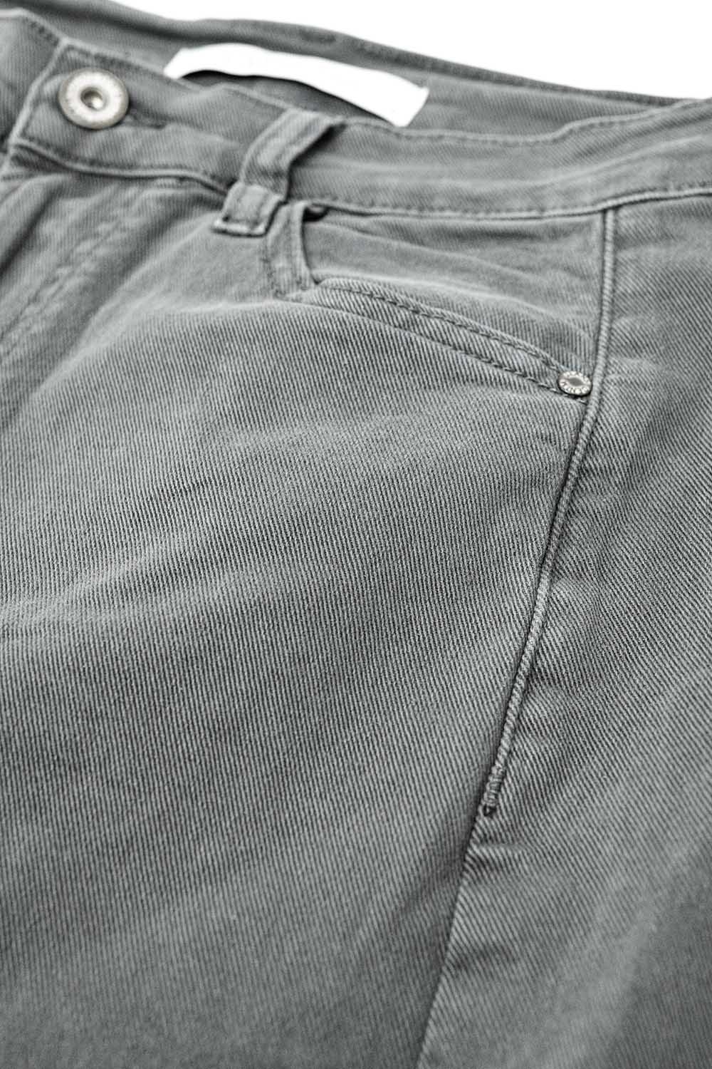 Pantal&oacute;n extra ancho en gris lavado