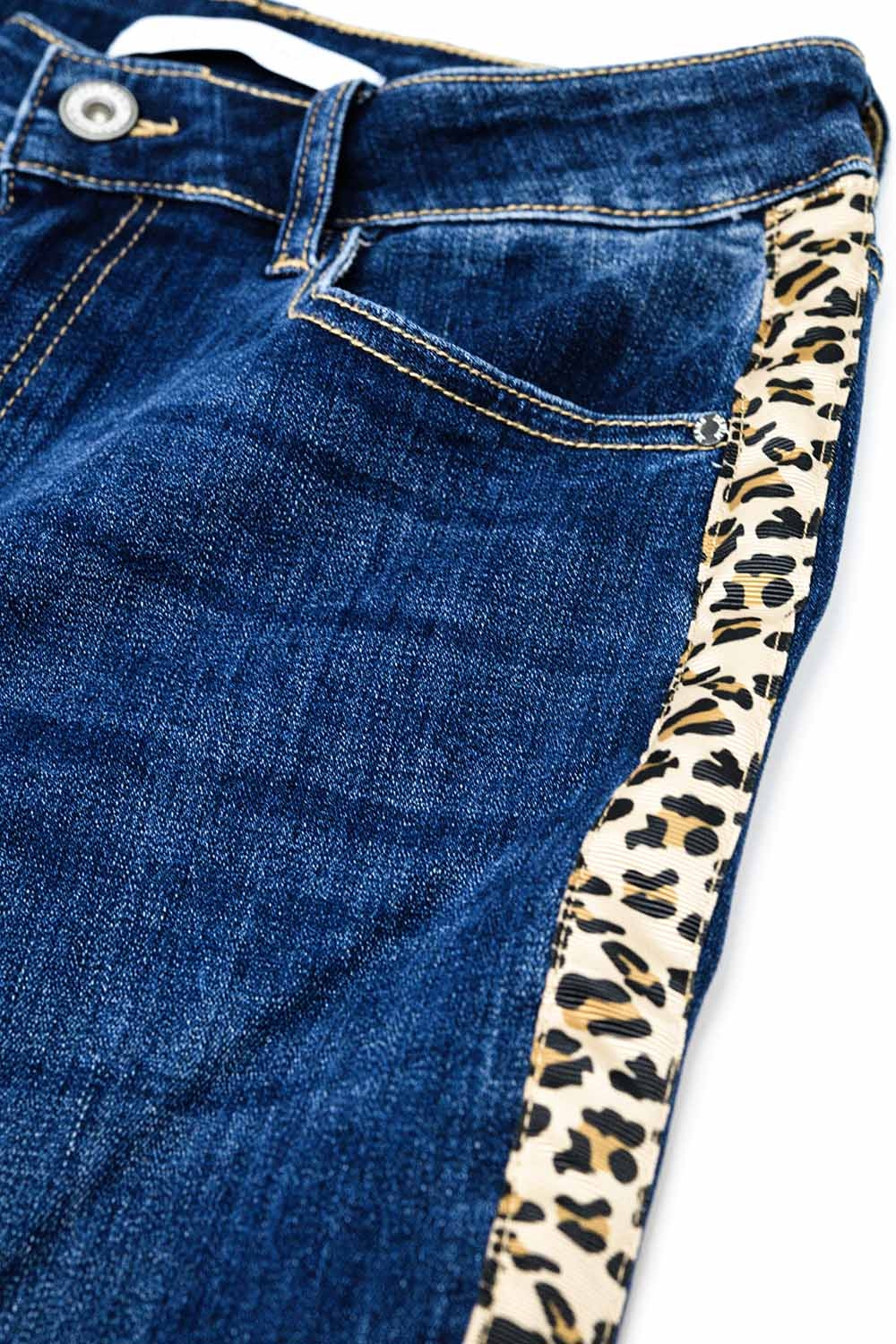 Vaqueros de pierna ancha con raya de leopardo en el lateral