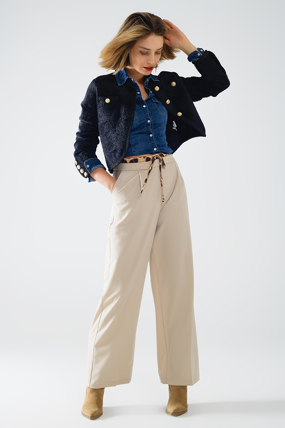 Pantalón largo plisado beige con detalle de leopardo en la cintura Pantalón largo plisado beige con detalle de leopardo en la cintura
