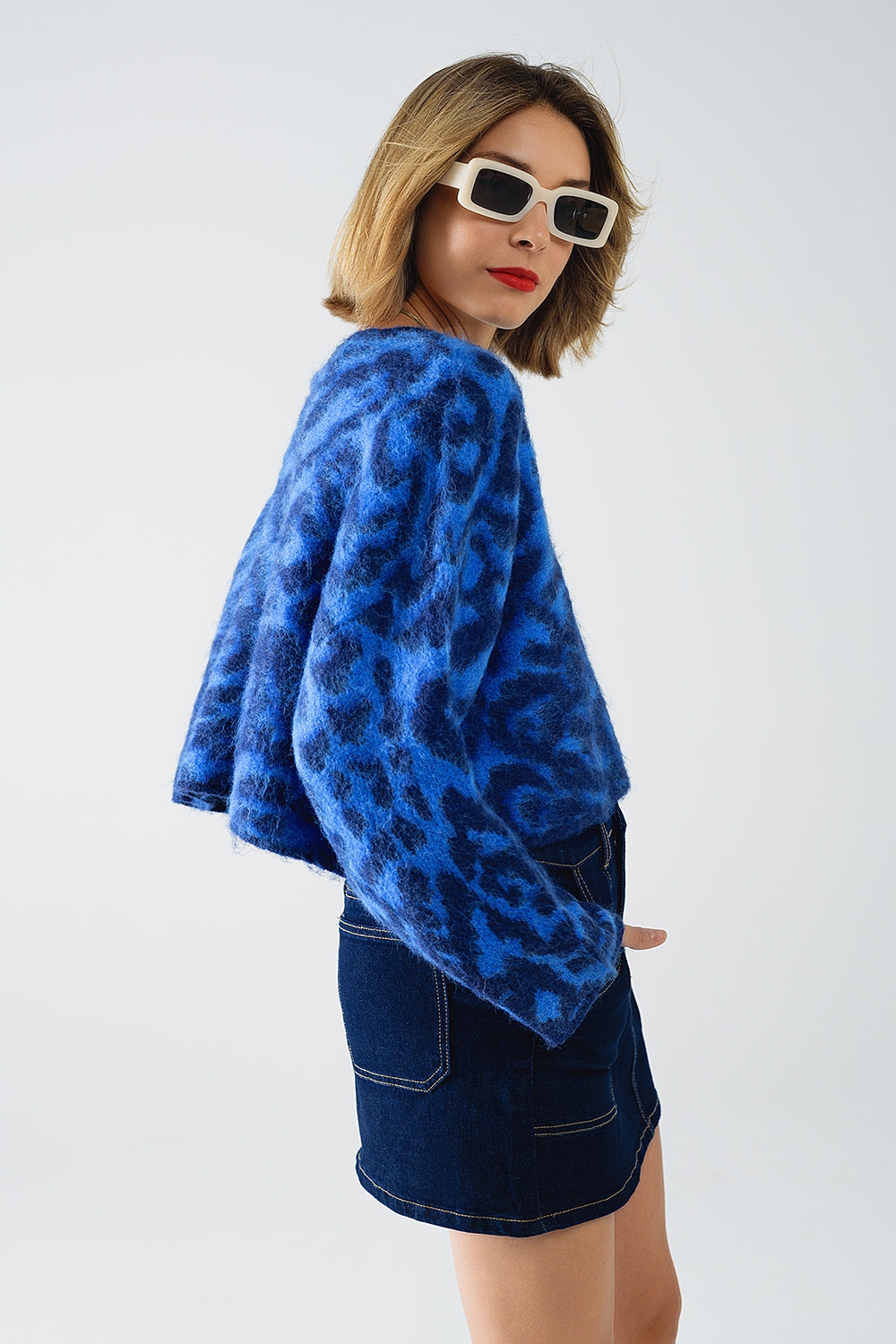 Jersey azul con estampado de leopardo de punto con lana Jersey azul con estampado de leopardo de punto con lana