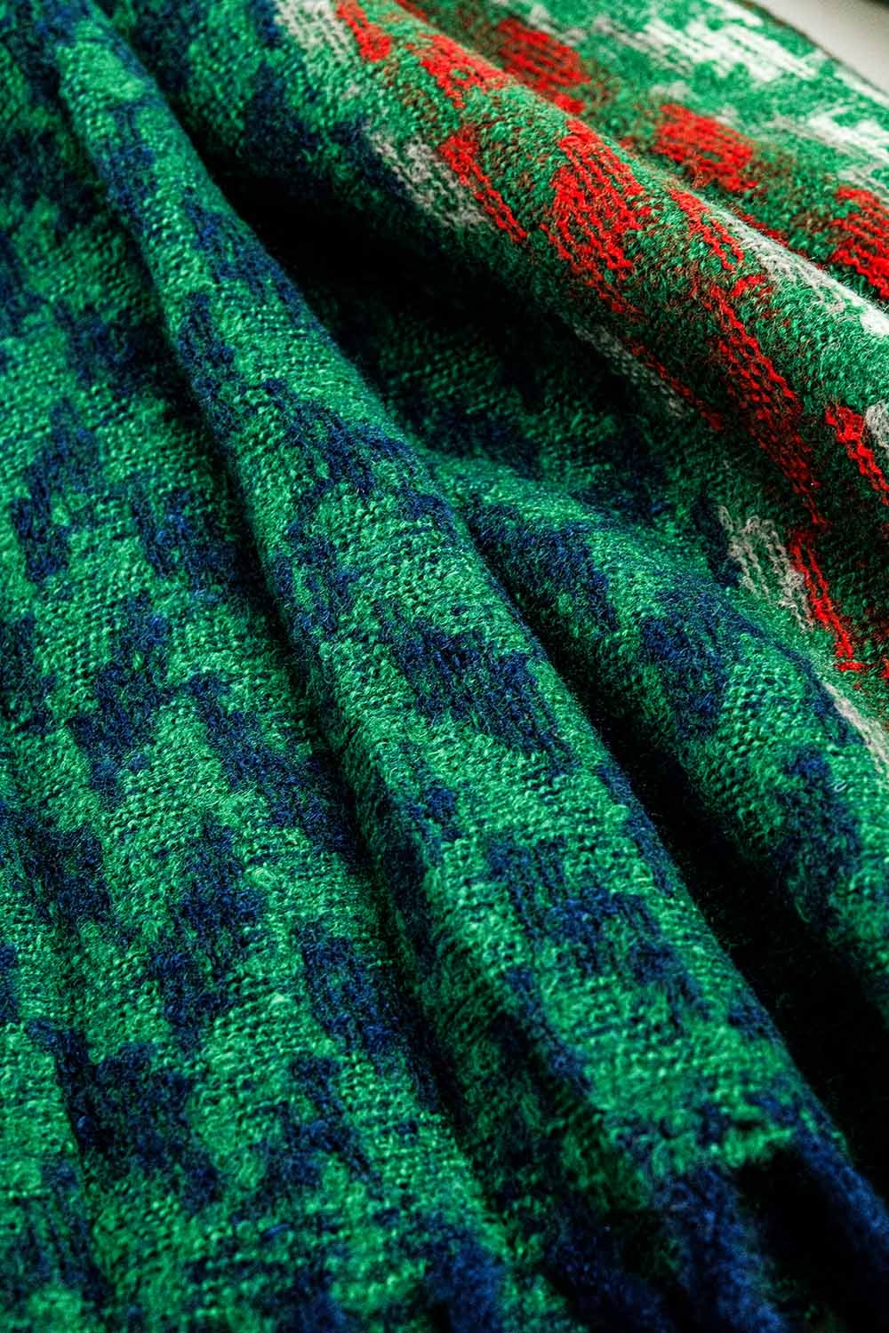 Bufanda de dise&ntilde;o pata de gallo en verde y rojo
