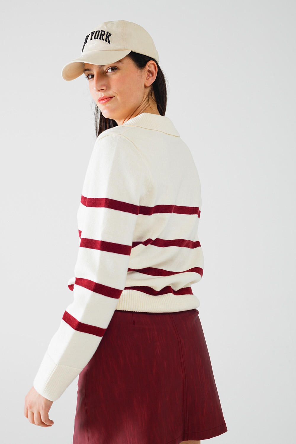 jersey blanco con rayas rojo oscuro y amplio cuello de pico jersey blanco con rayas rojo oscuro y amplio cuello de pico