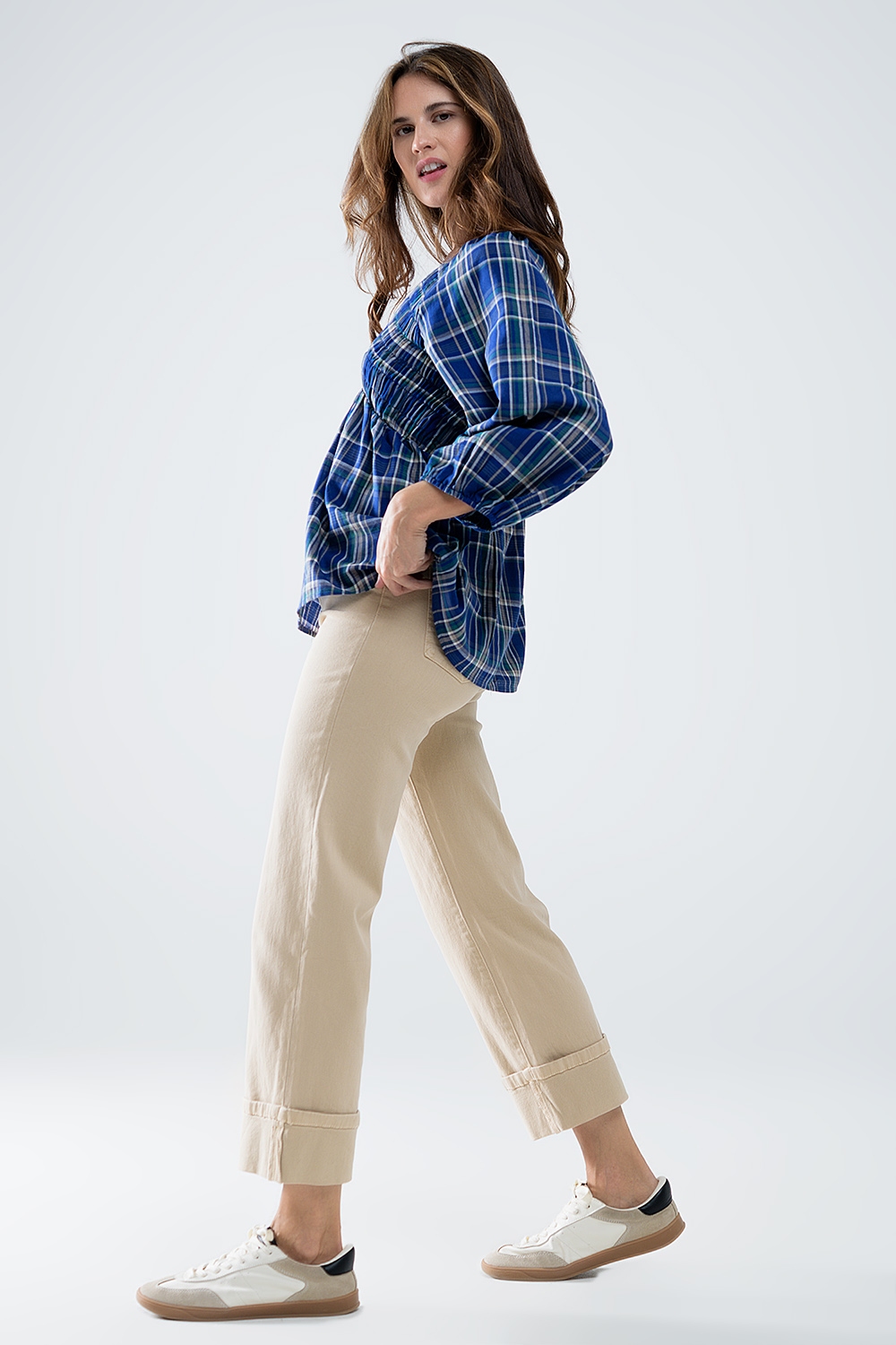 Pantal&oacute;n recto con bajo recortado en beige oscuro