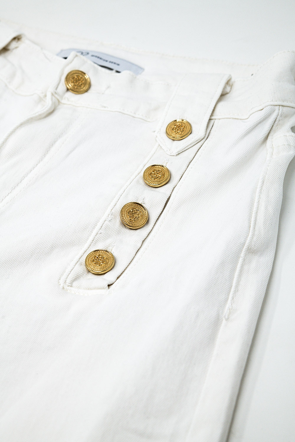 Vaqueros rectos con botones dorados laterales en blanco Vaqueros rectos con botones dorados laterales en blanco