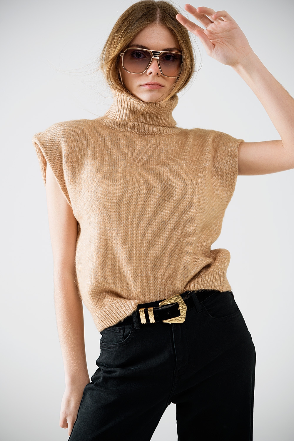 Acogedor jersey sin mangas de cuello alto en camel Acogedor jersey sin mangas de cuello alto en camel