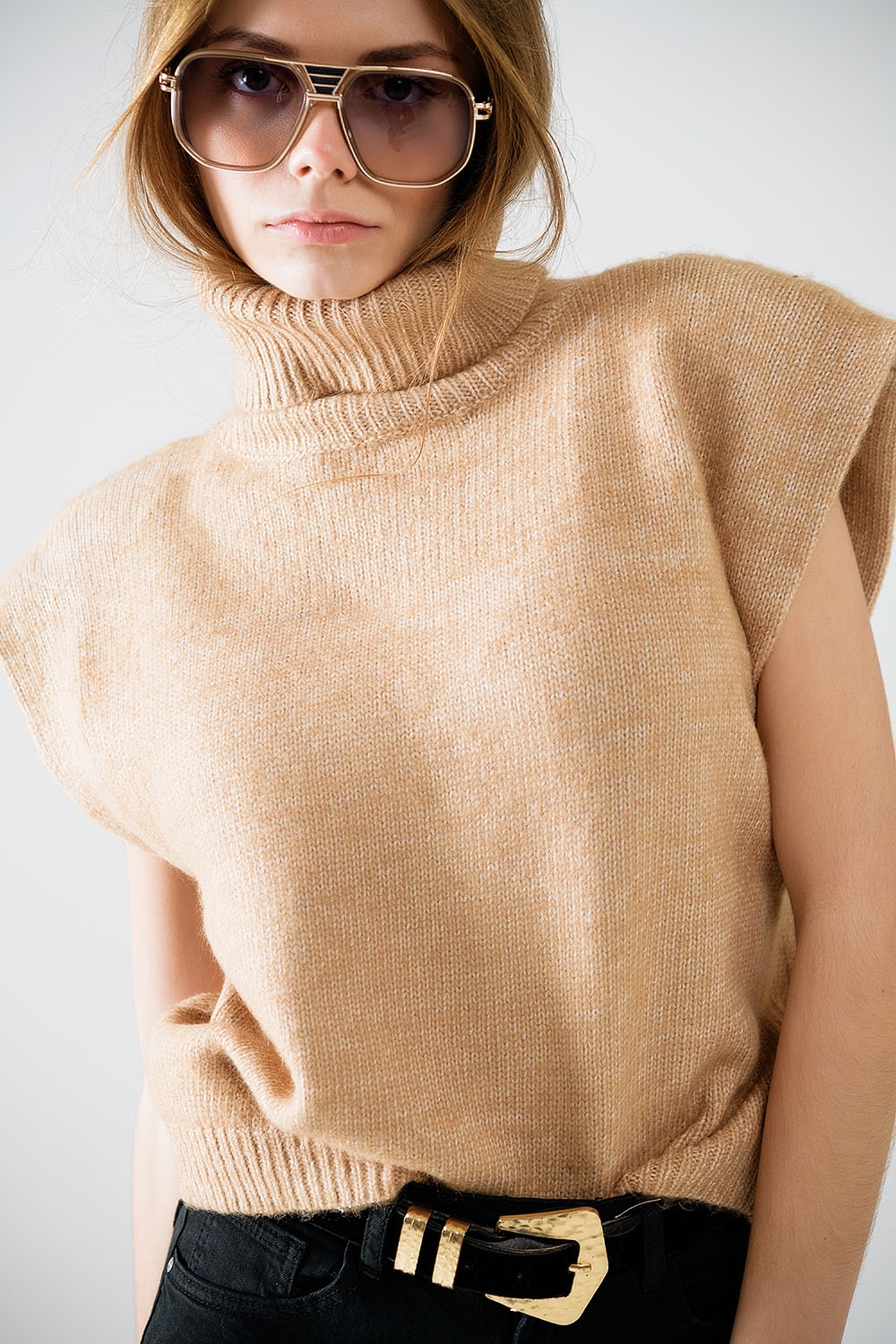 Acogedor jersey sin mangas de cuello alto en camel Acogedor jersey sin mangas de cuello alto en camel