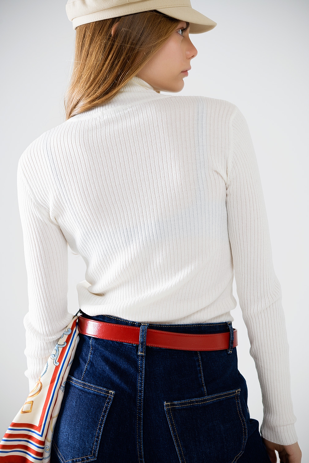Jersey b&aacute;sico crema de canal&eacute; con cuello alto