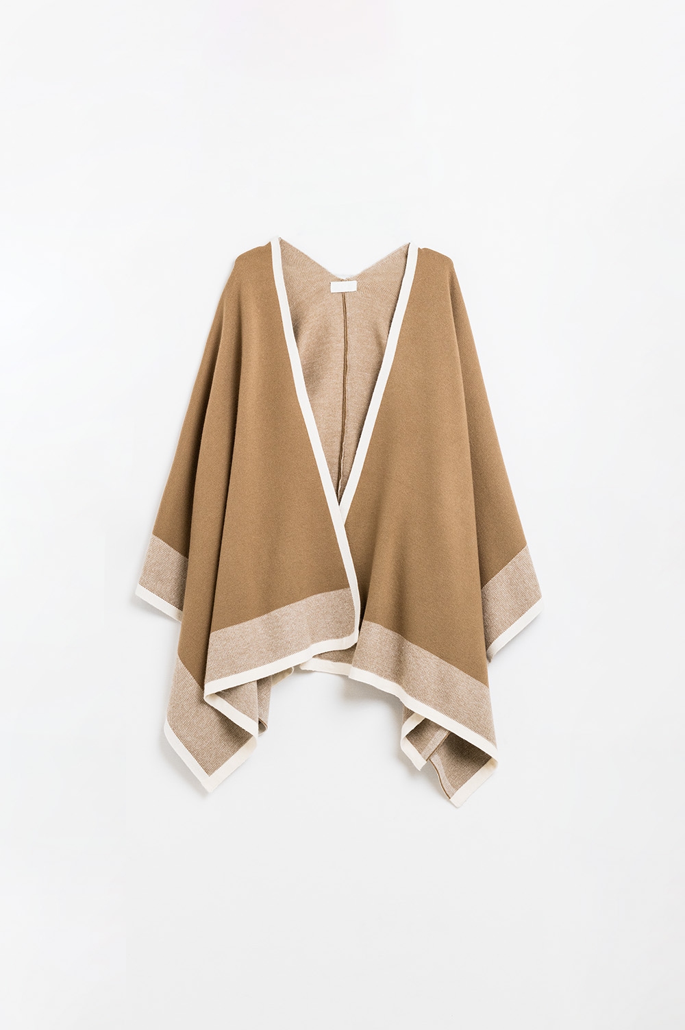Poncho de punto en camel con ribete crudo Poncho de punto en camel con ribete crudo