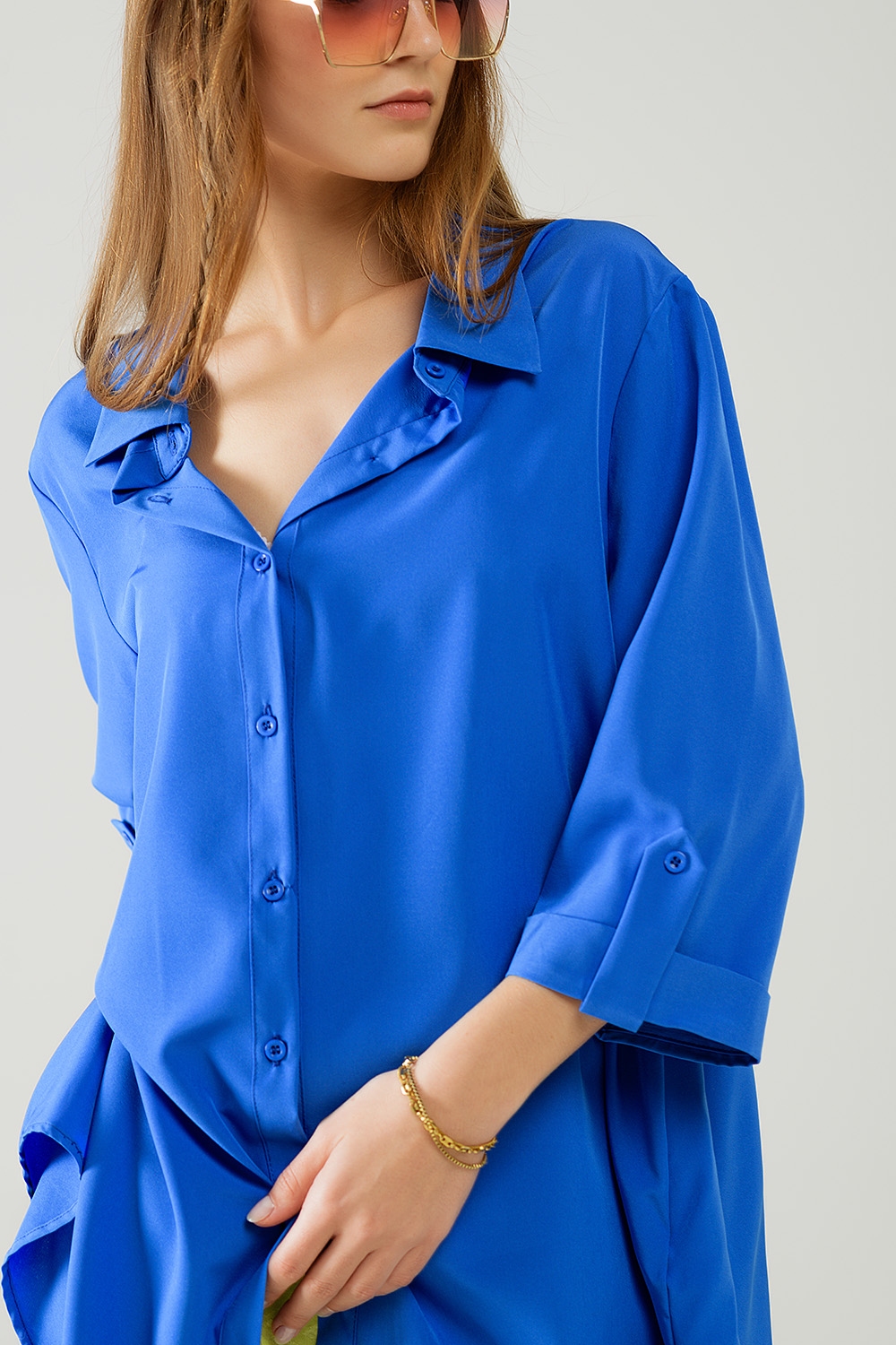Camisa confeccionada en tejido muy suave y ligero en color azul el&eacute;ctrico.