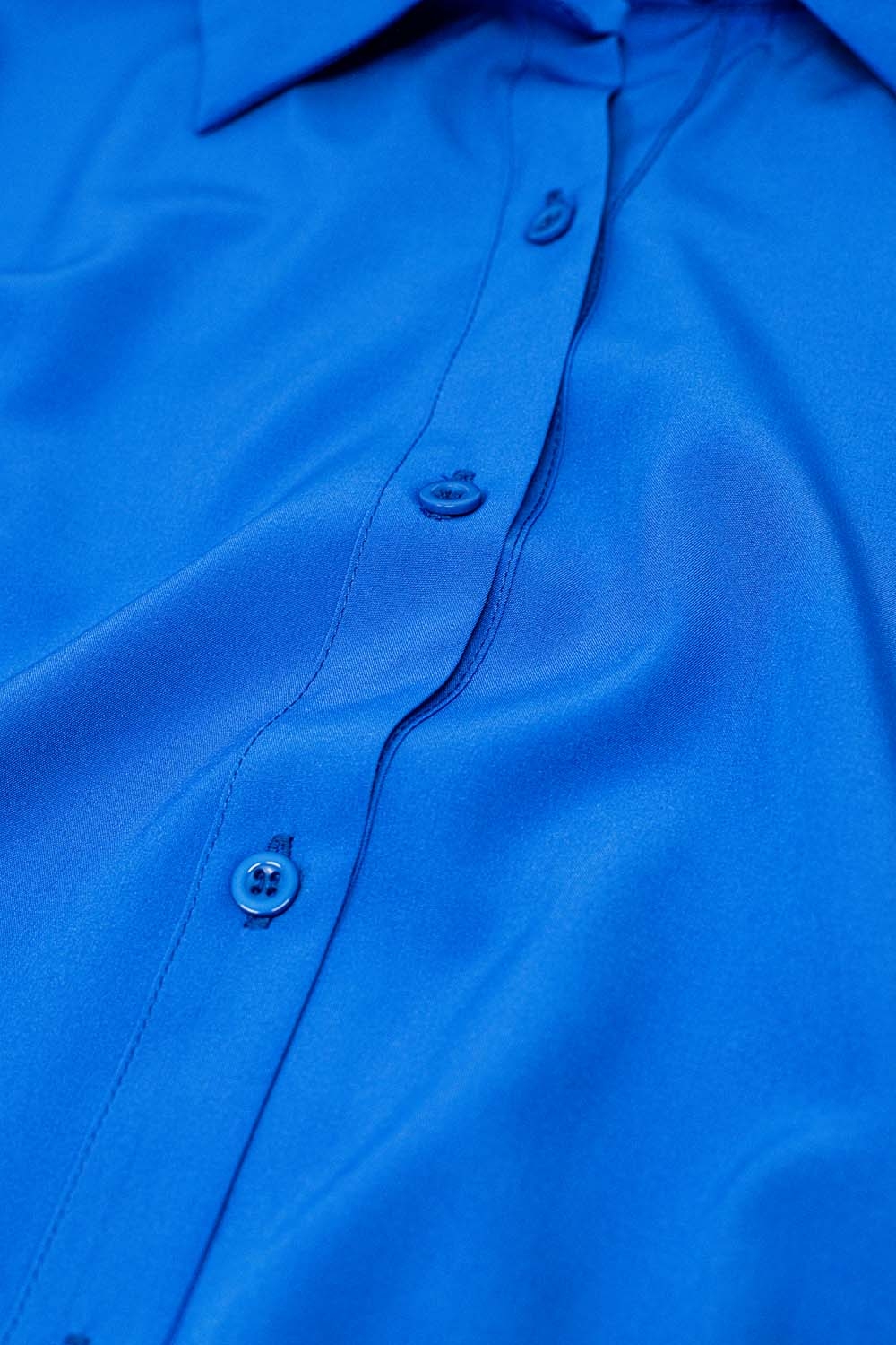 Camisa confeccionada en tejido muy suave y ligero en color azul el&eacute;ctrico.