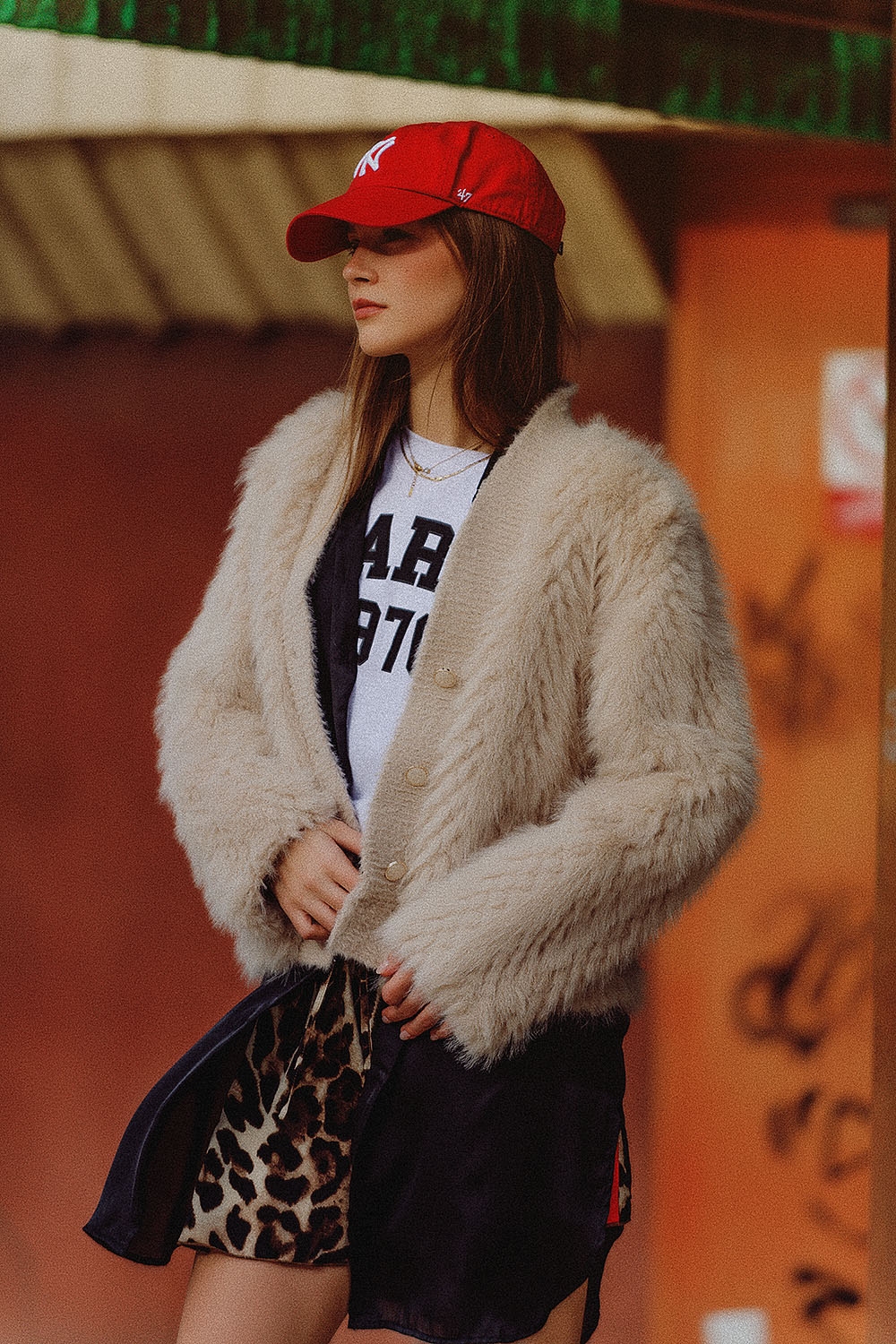 Chaqueta cropped beige de piel fina
