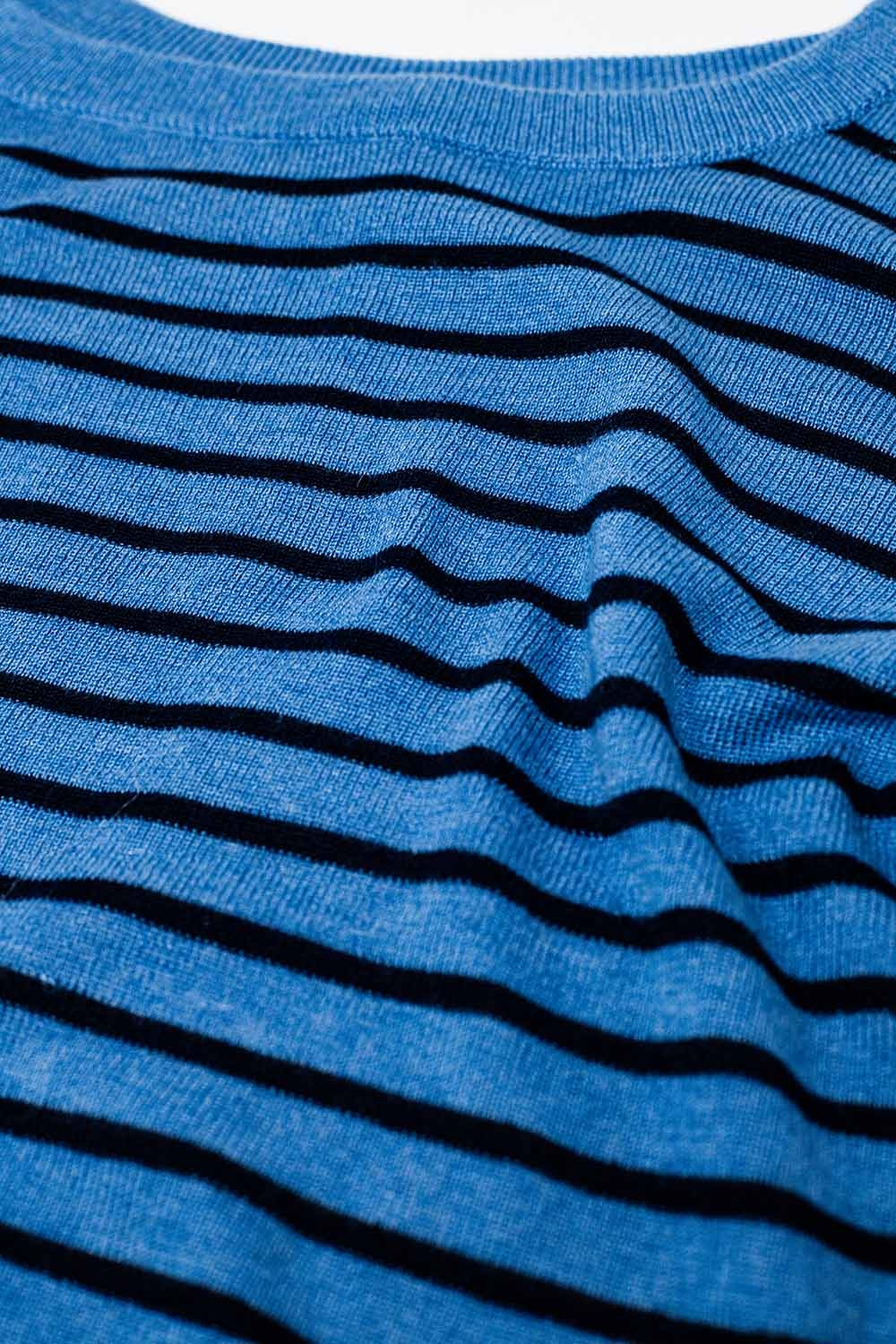 Jersey de punto fino a rayas azules con cuello barco Jersey de punto fino a rayas azules con cuello barco
