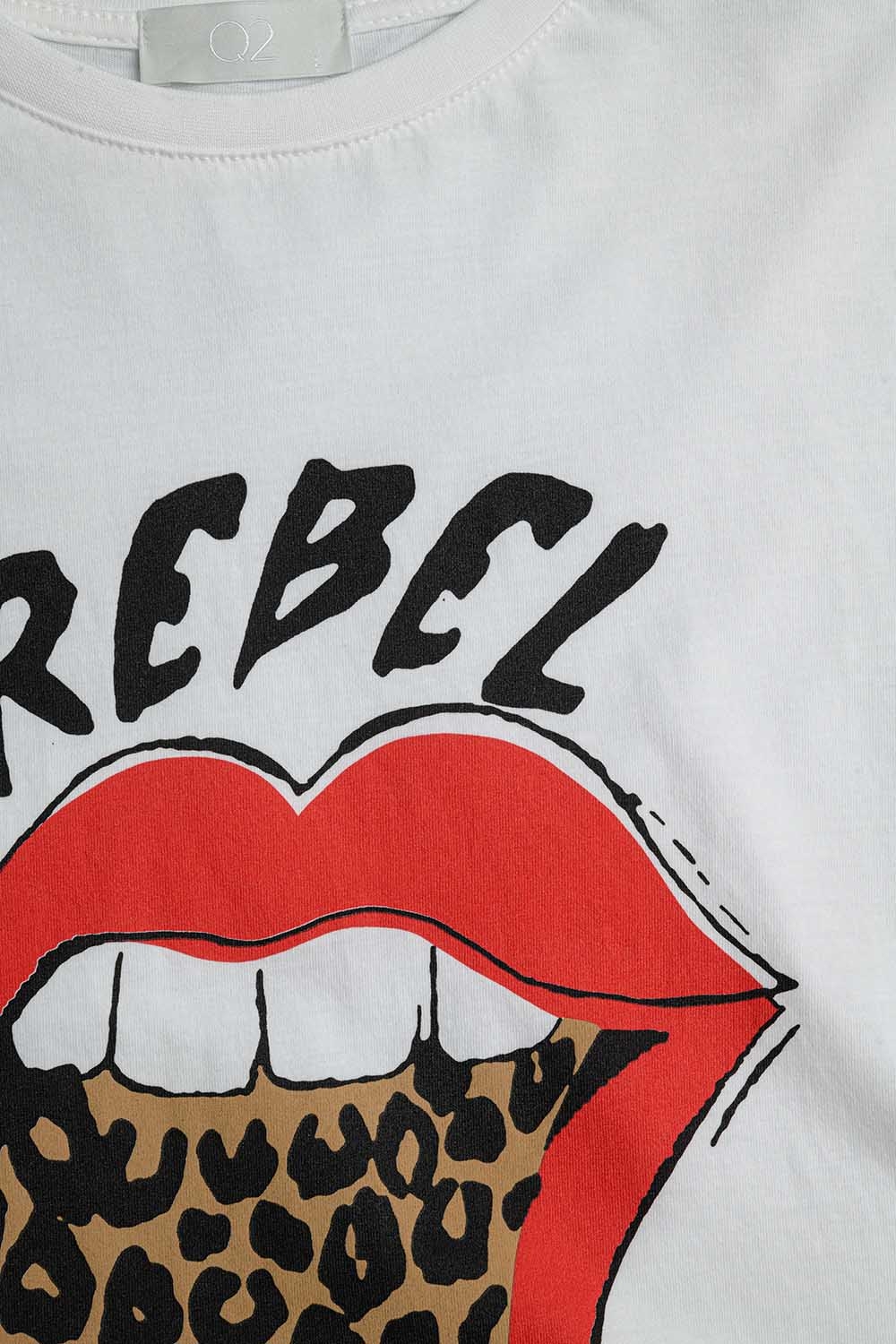 Camiseta blanca relajada con estampado gr&aacute;fico Rebel y Lips
