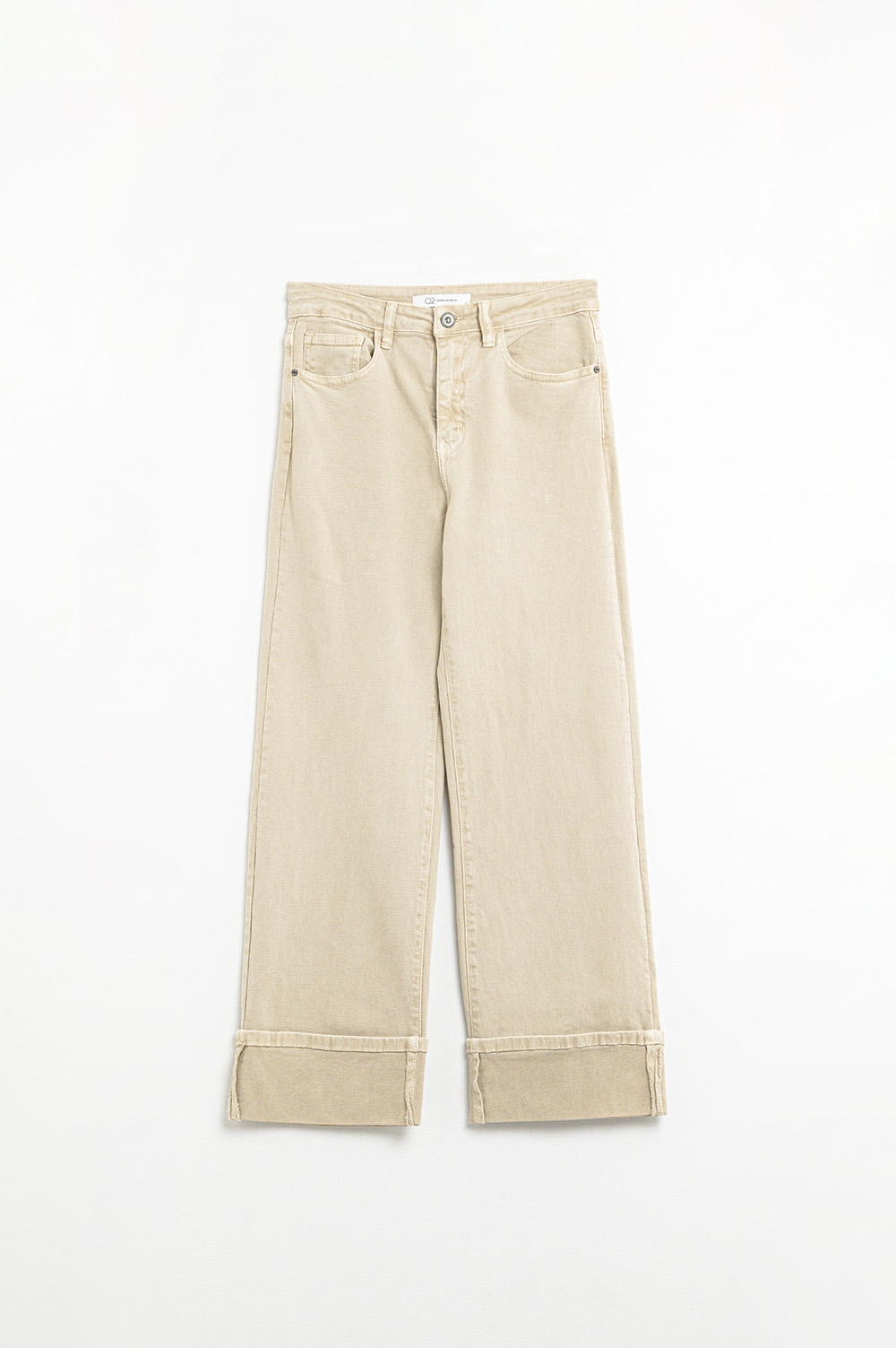 Pantal&oacute;n en beige recto con bajo tobillero