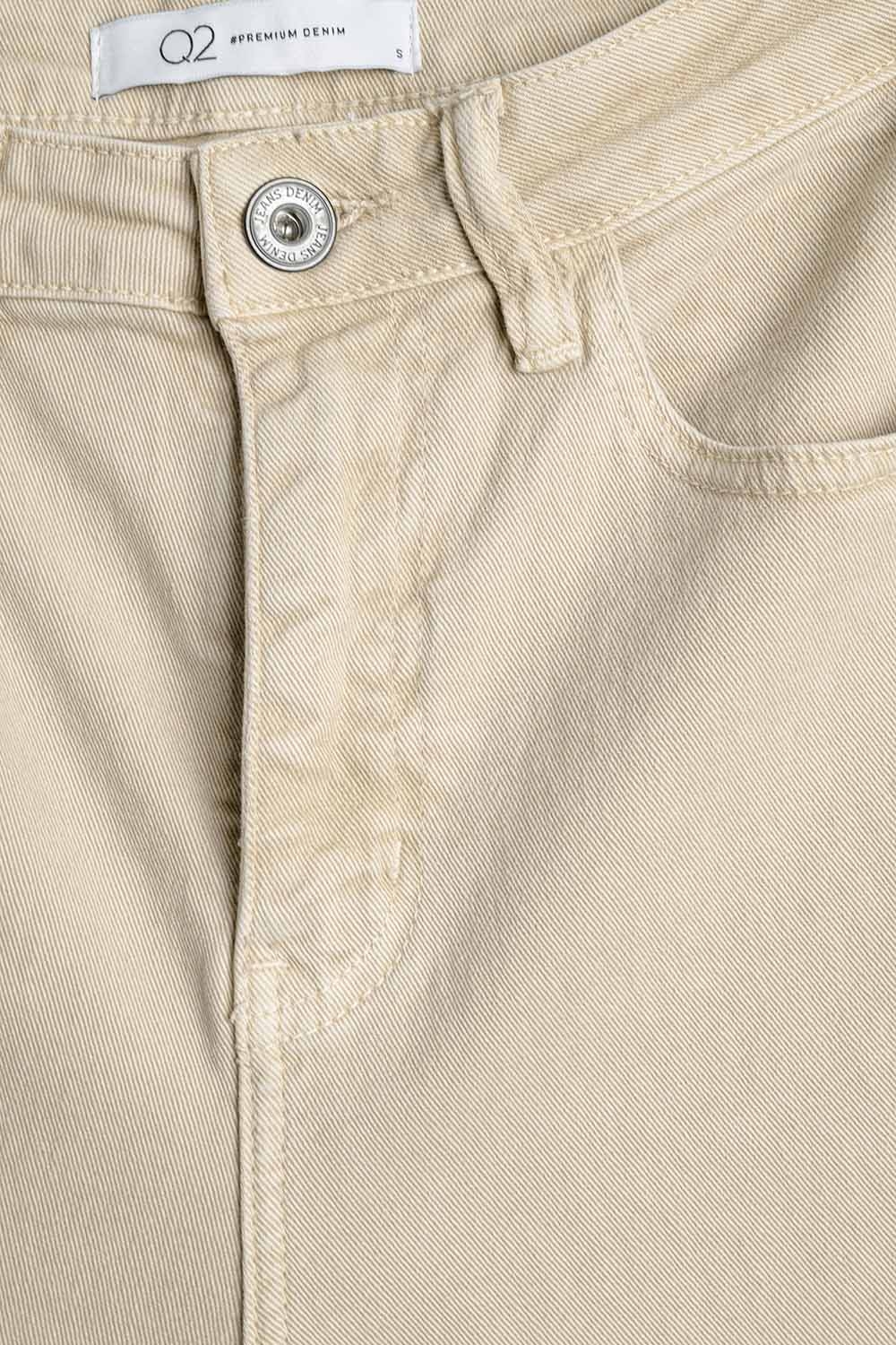 Pantal&oacute;n en beige recto con bajo tobillero