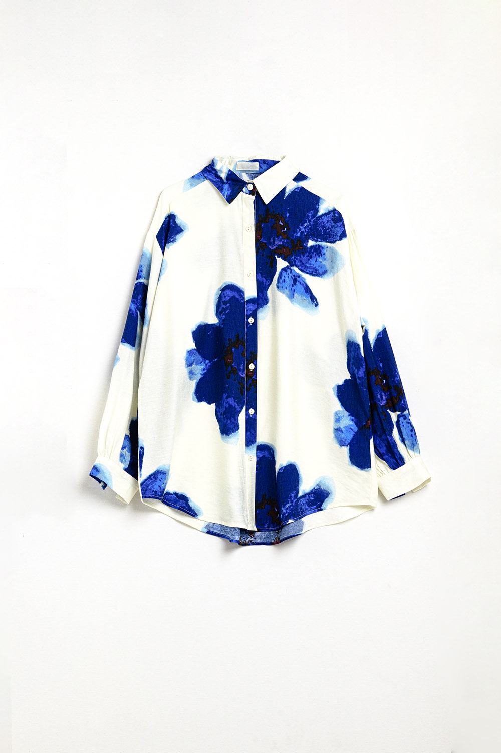 Camisa relajada en blanco con estampado de flores tropicales azules Camisa relajada en blanco con estampado de flores tropicales azules