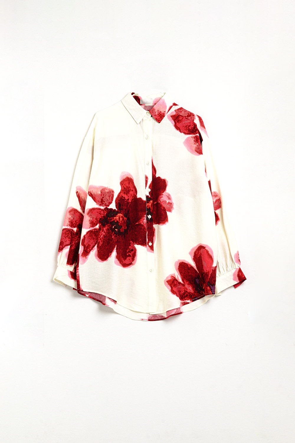 Camisa relajada en beige con estampado de flores tropicales en rojo Camisa relajada en beige con estampado de flores tropicales en rojo