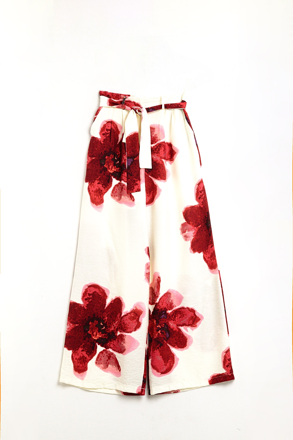 Pantalón palazzo beige con estampado de flores tropicales rojas y cinturón a juego Pantalón palazzo beige con estampado de flores tropicales rojas y cinturón a juego