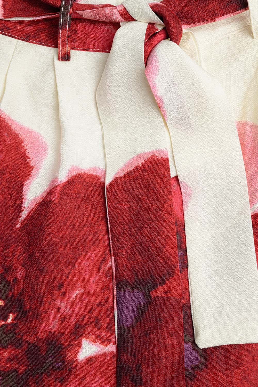 Pantalón palazzo beige con estampado de flores tropicales rojas y cinturón a juego Pantalón palazzo beige con estampado de flores tropicales rojas y cinturón a juego