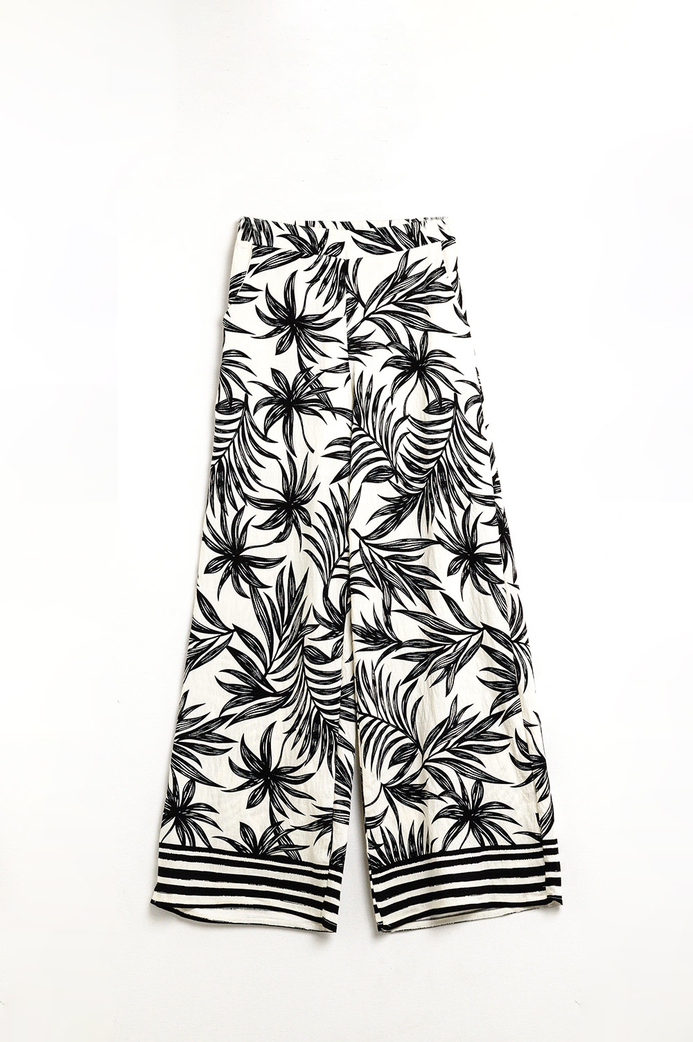 Pantalones de pierna ancha en blanco con detalle floral en negro Pantalones de pierna ancha en blanco con detalle floral en negro