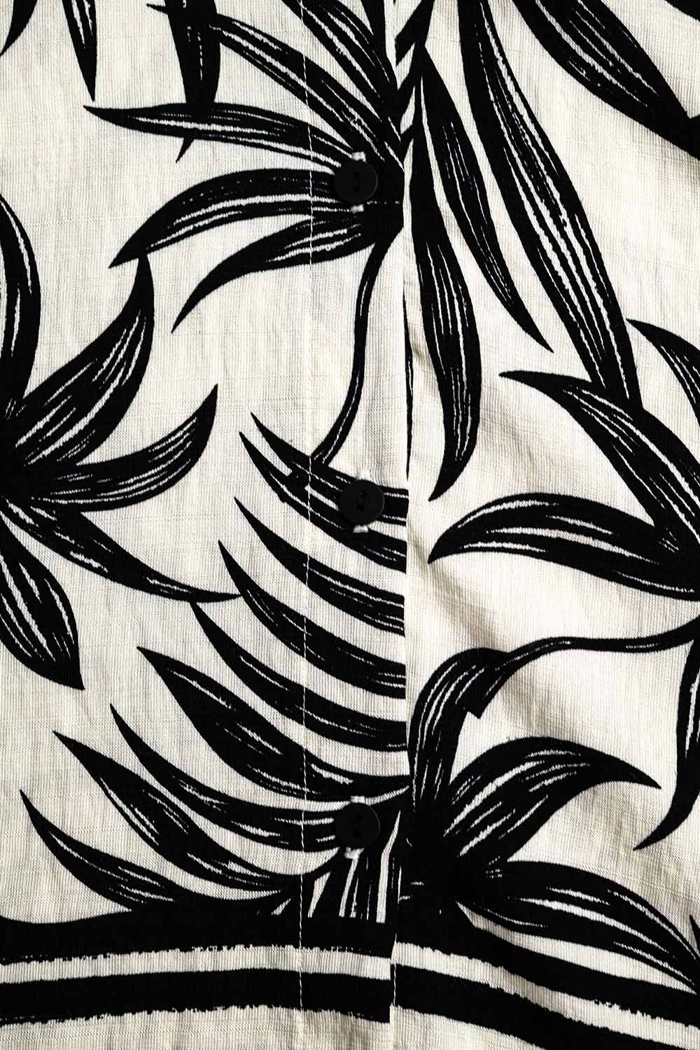 Blusa Relajada con Motivo Tropical en Blanco y Negro
