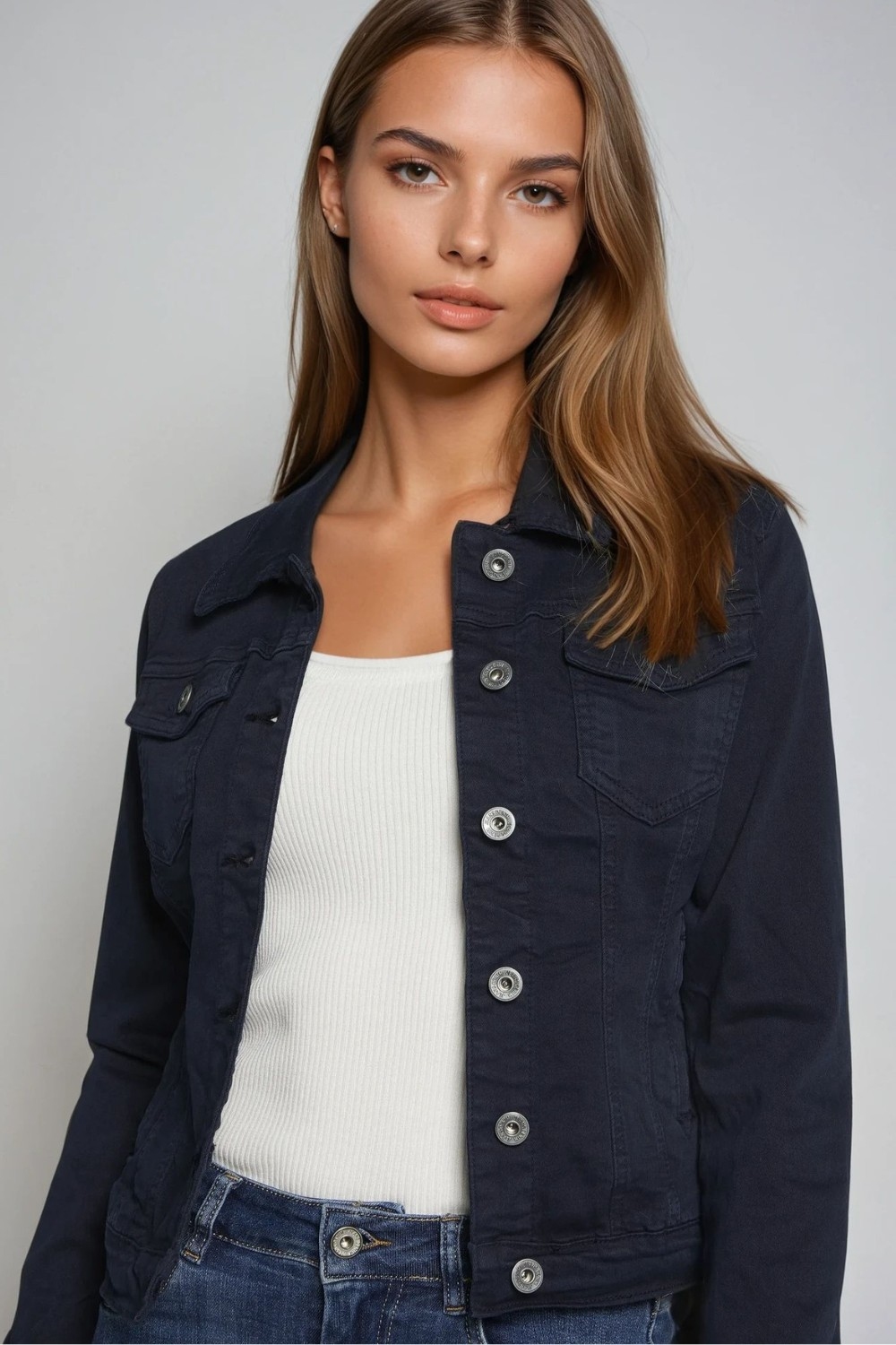 Chaqueta vaquera b&aacute;sica con bolsillos en azul marino