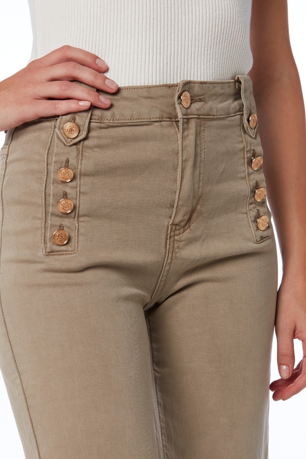 Vaqueros rectos con botones dorados laterales en beige Vaqueros rectos con botones dorados laterales en beige