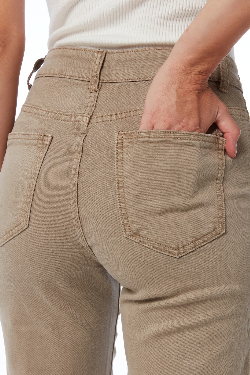 Vaqueros rectos con botones dorados laterales en beige Vaqueros rectos con botones dorados laterales en beige