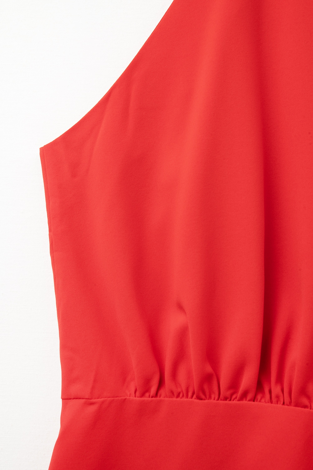 Mono corto rojo de cuello alto con detalle de pliegue en el frente