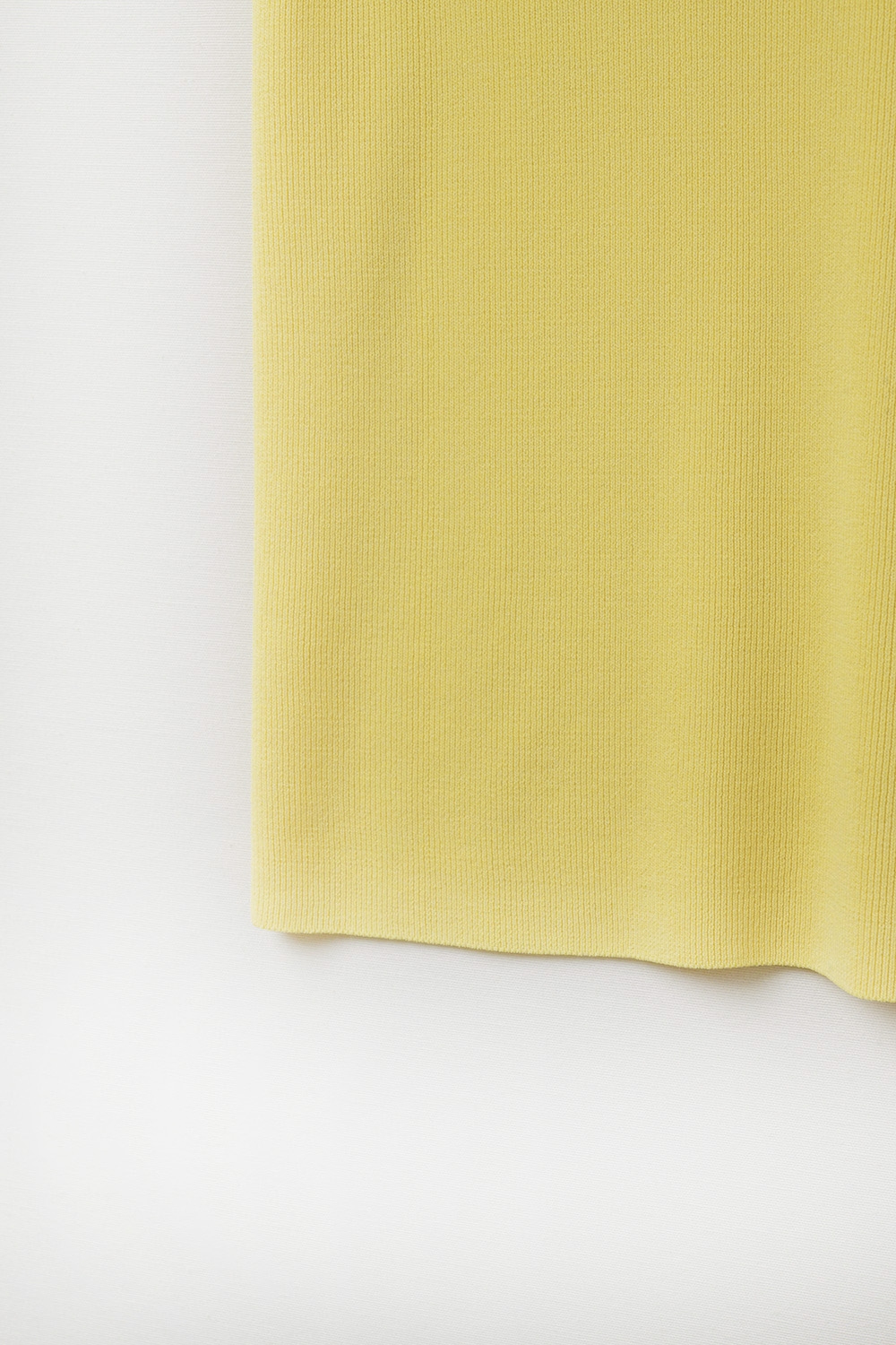 Top amarillo sin mangas de punto fino con cuello en V