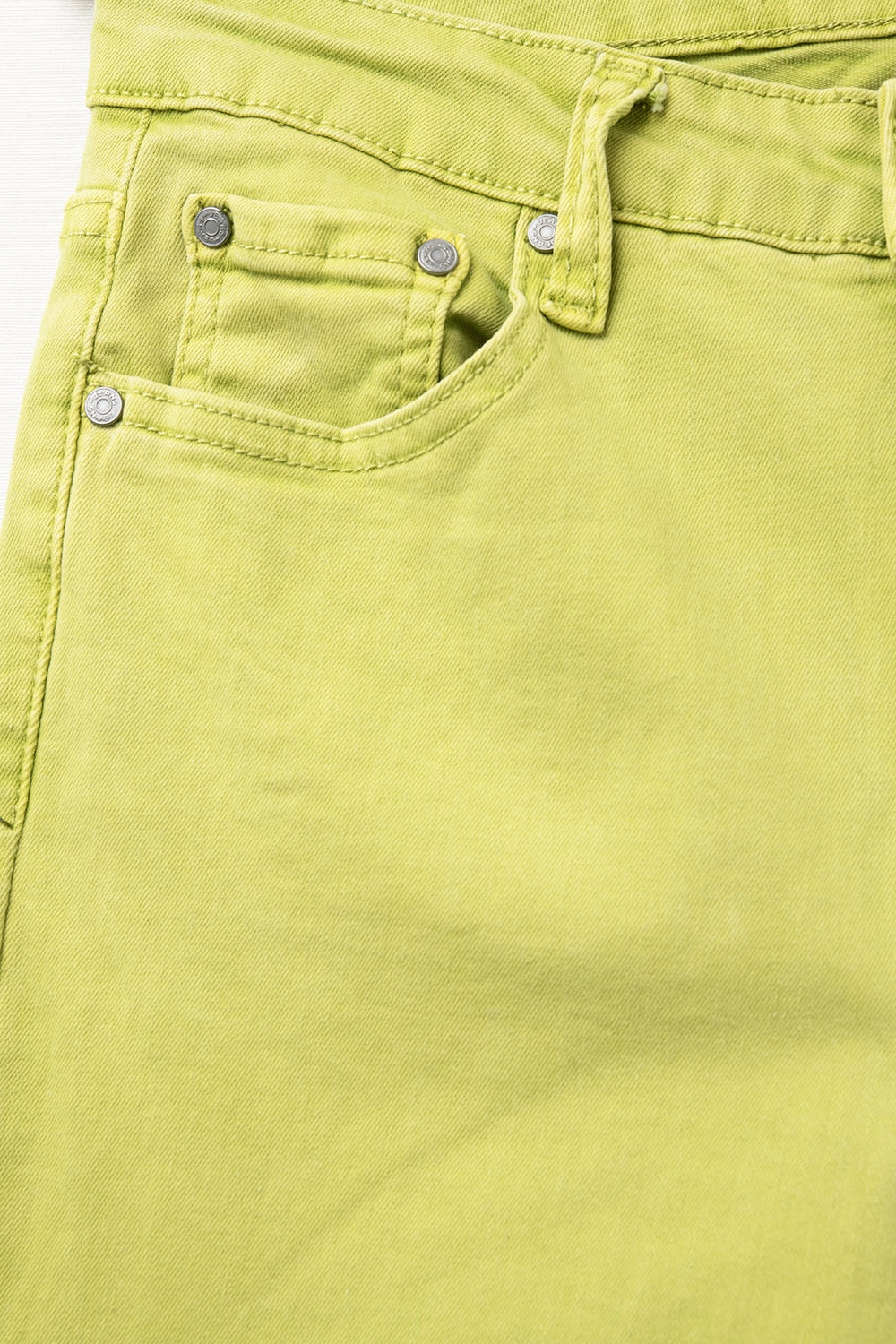 Jeans acampanados con borde sin rematar en color lima Jeans acampanados con borde sin rematar en color lima