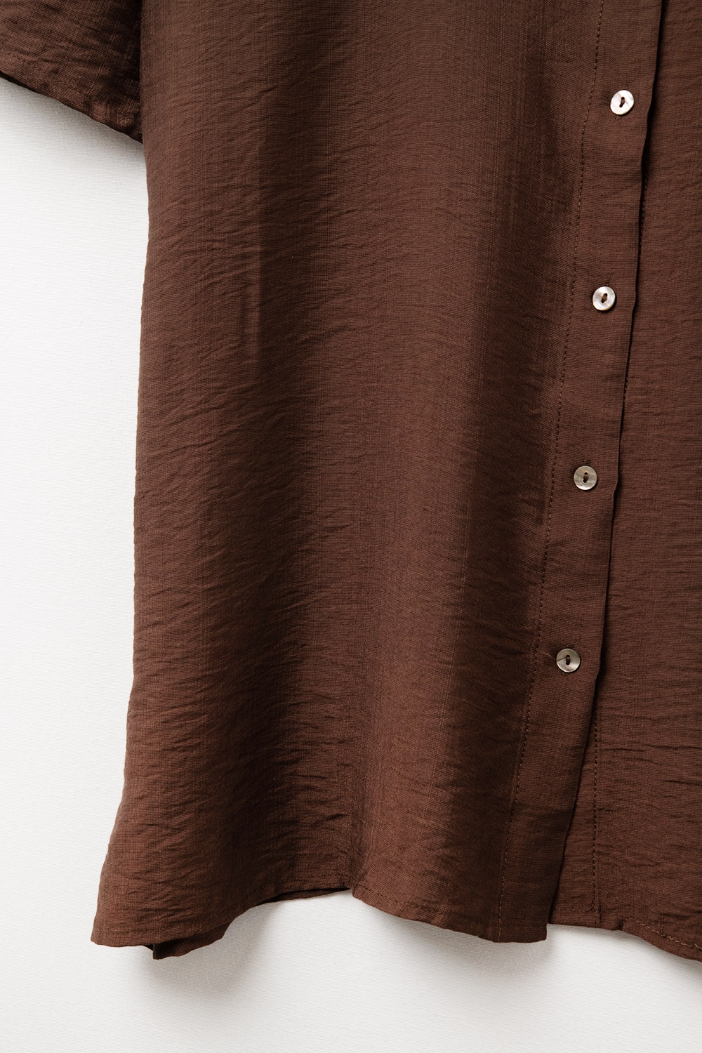 Camisa marrón chocolate con mangas cortas y pliegue en la manga Camisa marrón chocolate con mangas cortas y pliegue en la manga