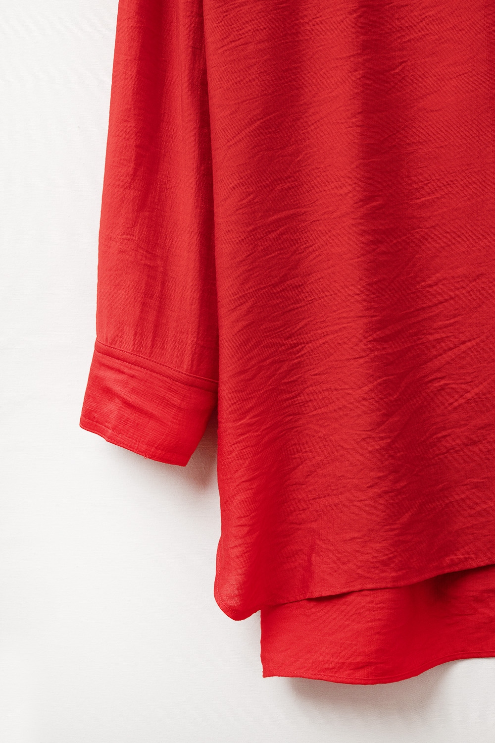 Ajuste relajado Camisa roja Mangas 3/4 y bajo alto Ajuste relajado Camisa roja Mangas 3/4 y bajo alto