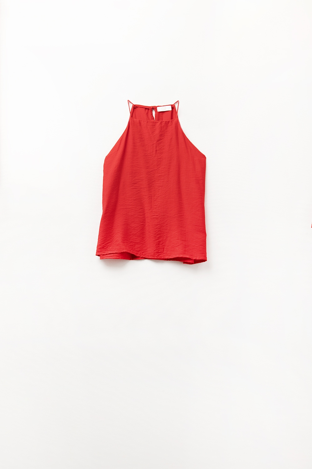 Camiseta básica de verano con cuello halter en rojo cereza Camiseta básica de verano con cuello halter en rojo cereza