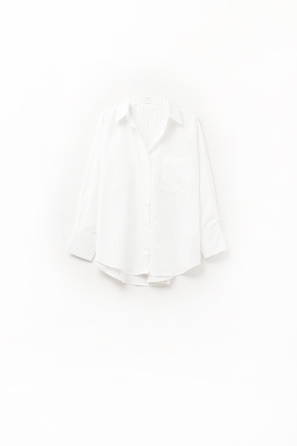 Blusa blanca a rayas relajada