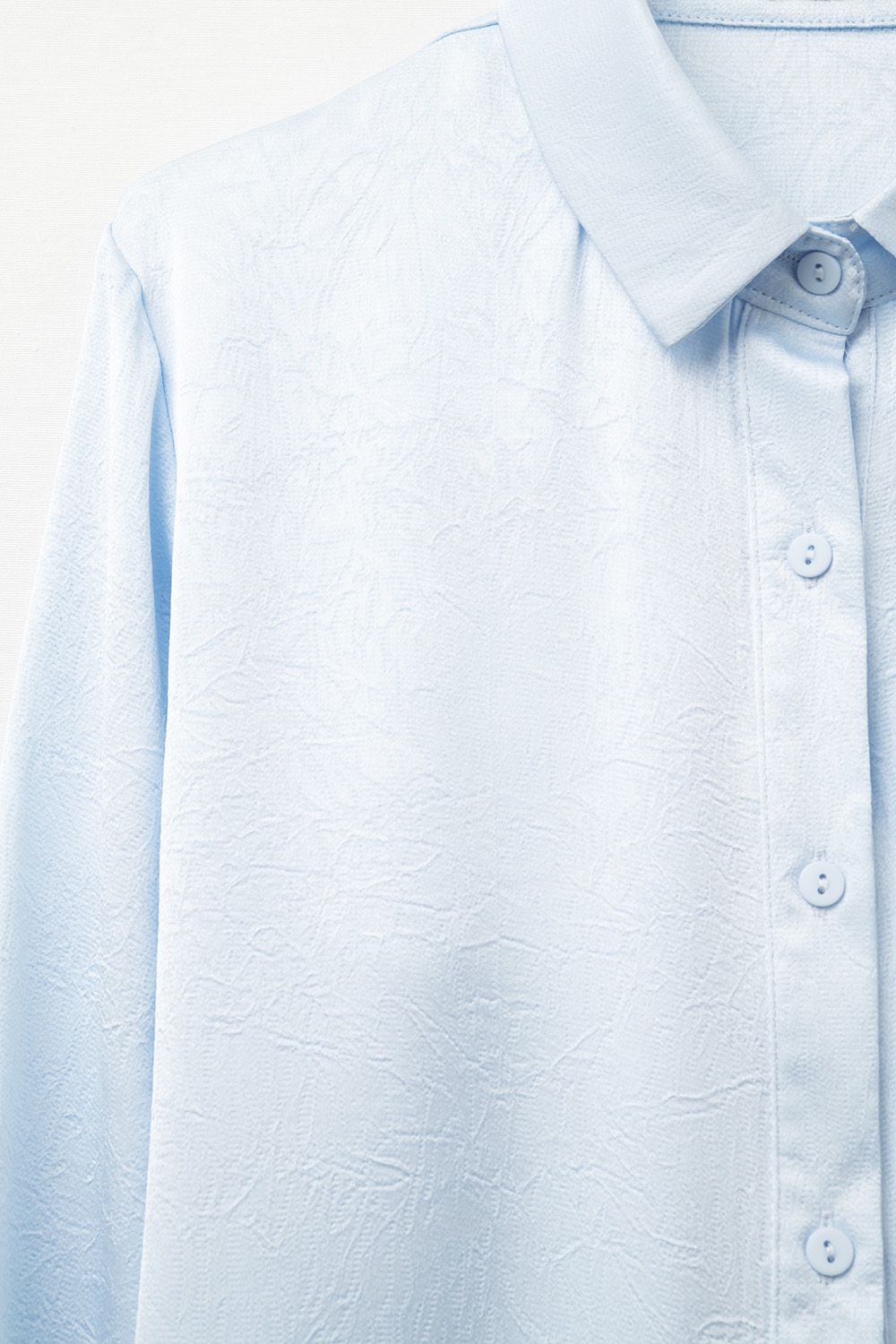 Camisa azul bebé abotonada en satén Camisa azul bebé abotonada en satén