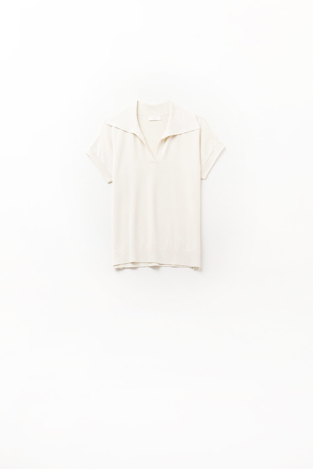 Polo de punto fino en beige con mangas cortas Polo de punto fino en beige con mangas cortas
