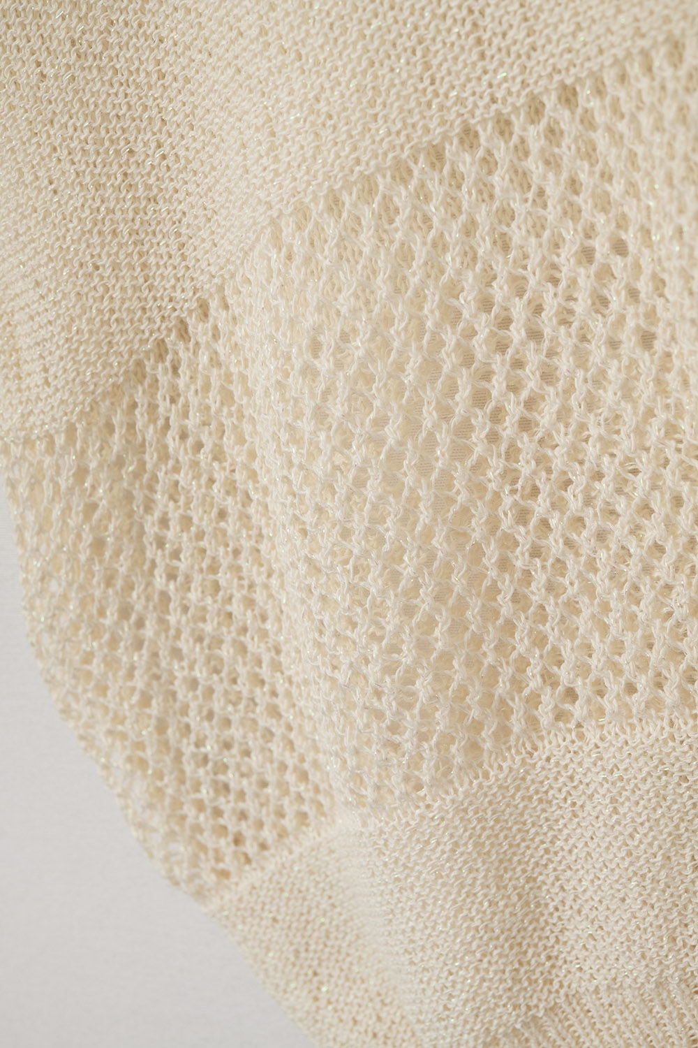 Su&eacute;ter sin mangas beige de tejido abierto en crochet