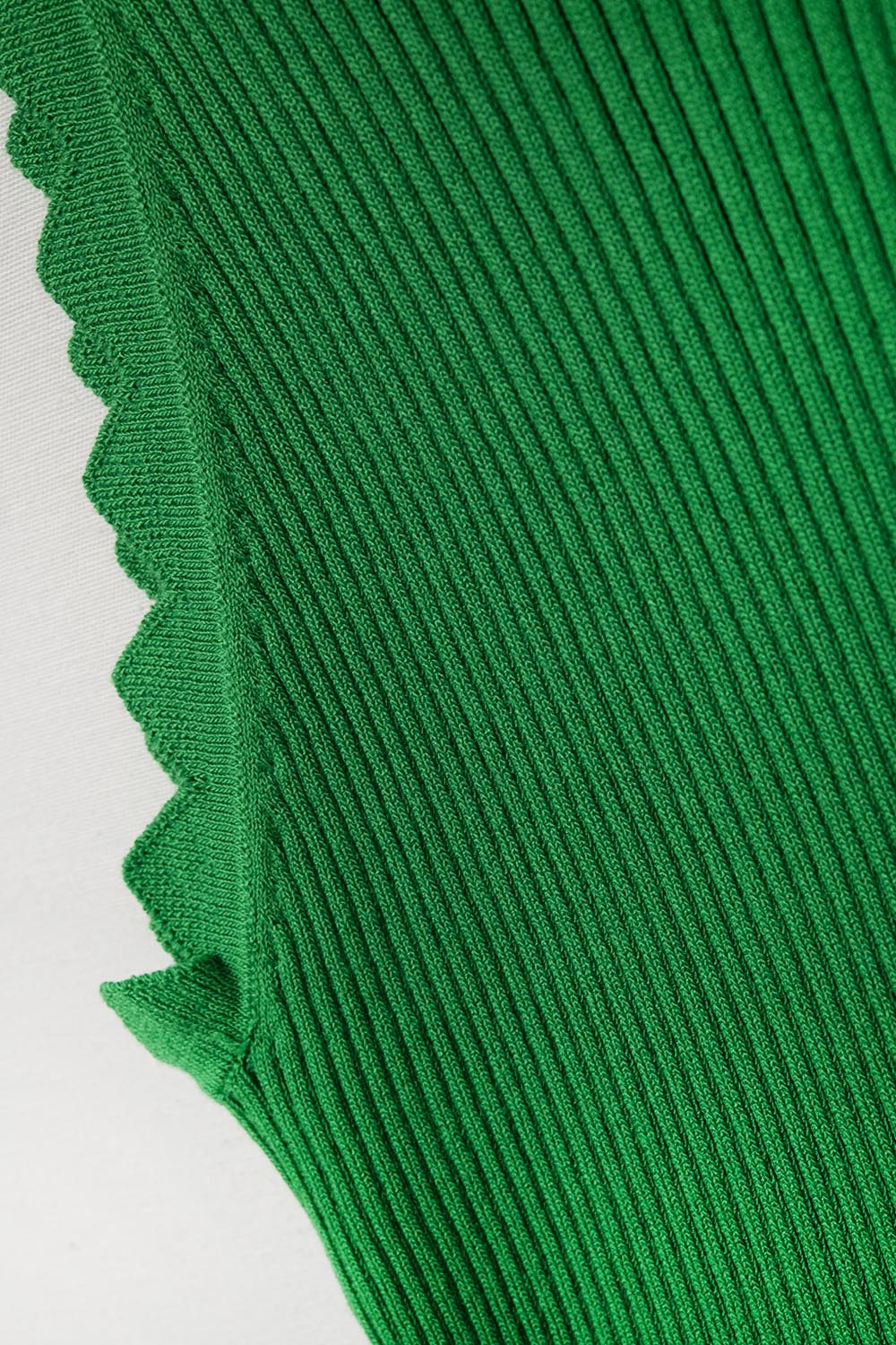 Camiseta de tirantes verde con detalle de canalé en las axilas Camiseta de tirantes verde con detalle de canalé en las axilas