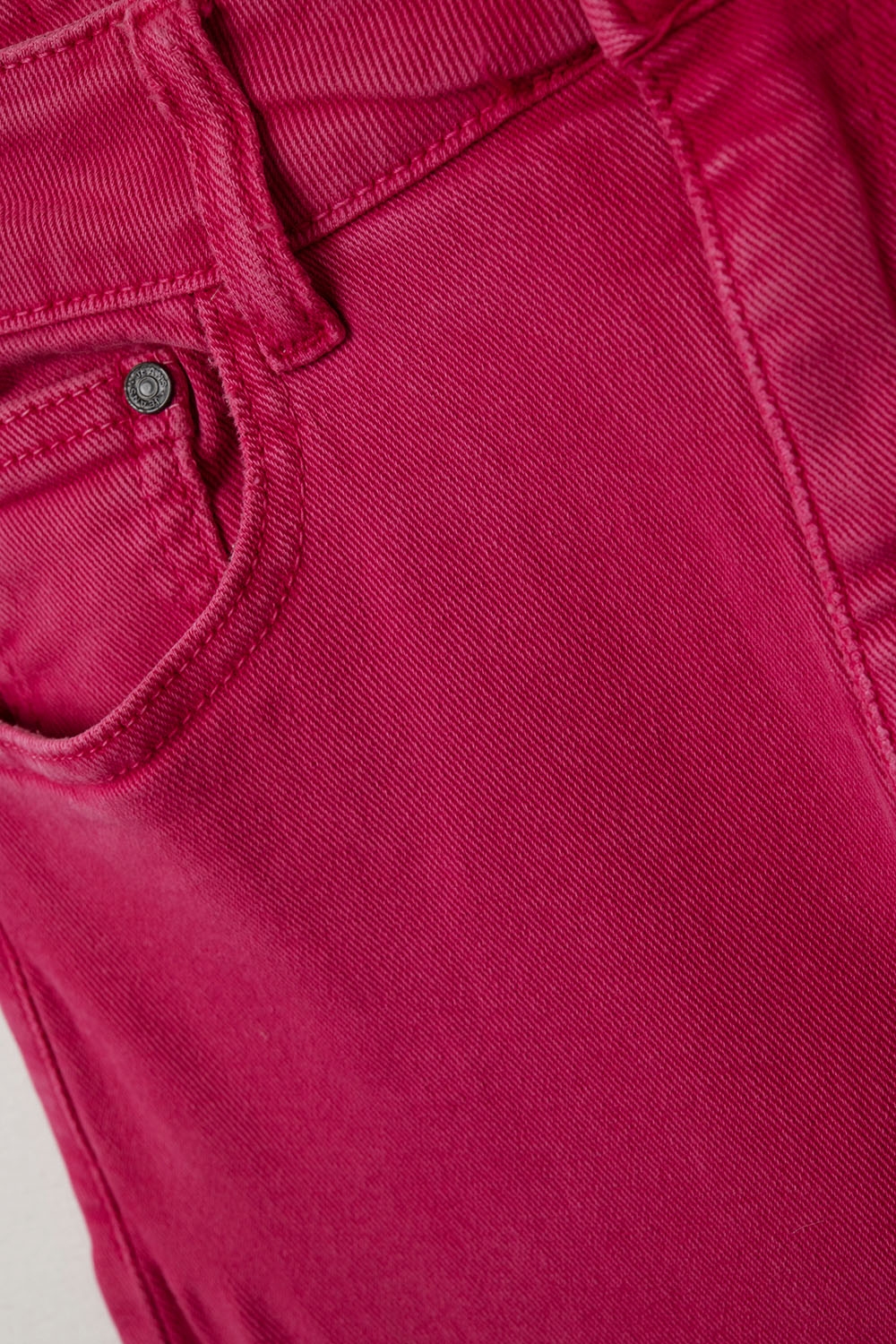 Pantal&oacute;n recto con bajo recortado en magenta