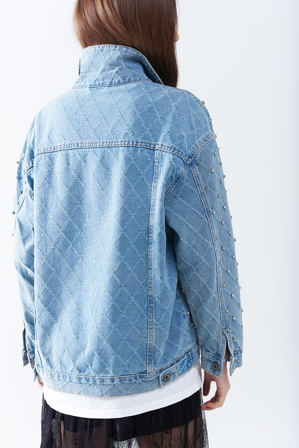 Chaqueta vaquera ancha con pedrería en estampado de rombos Chaqueta vaquera ancha con pedrería en estampado de rombos