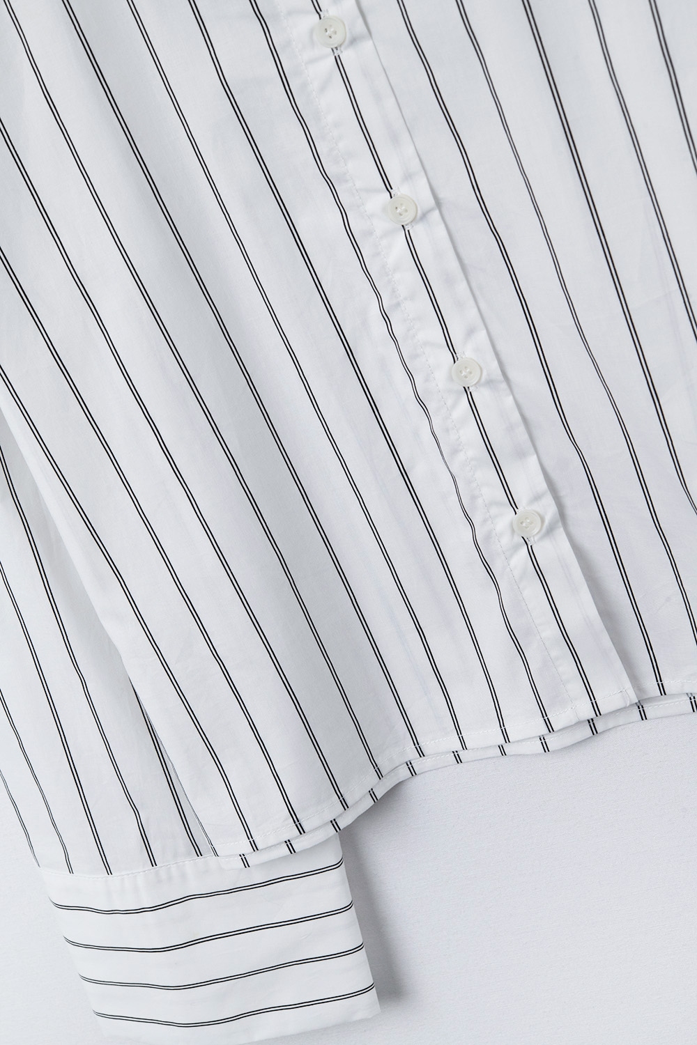 camisa de popelina blanca a rayas recortada