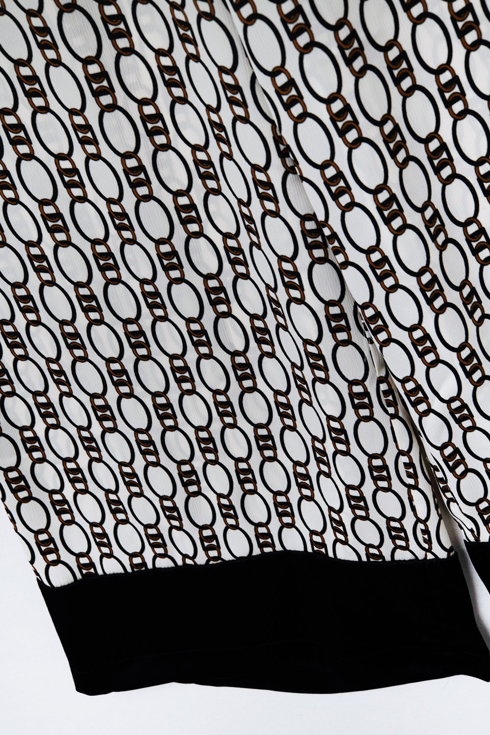 Pantalón estampado de pata ancha con motivo de cadenas Pantalón estampado de pata ancha con motivo de cadenas