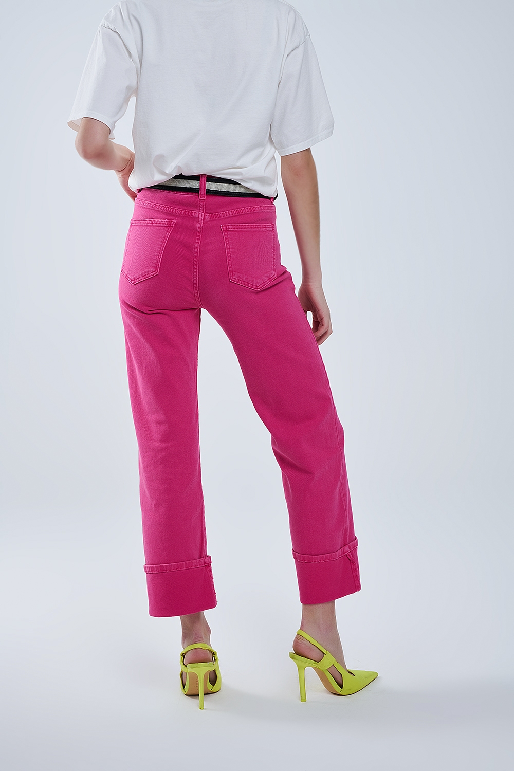 Pantal&oacute;n recto con bajo recortado en magenta