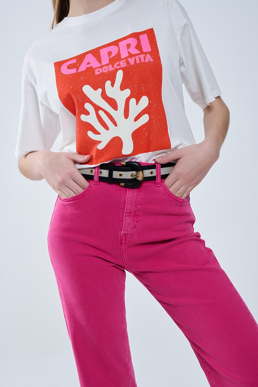 Pantal&oacute;n recto con bajo recortado en magenta