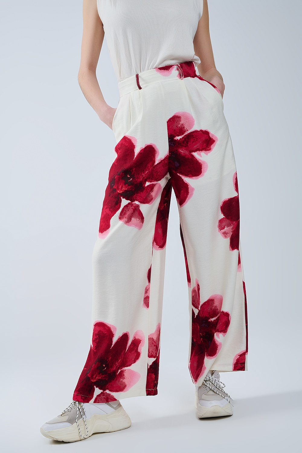 Pantalón palazzo beige con estampado de flores tropicales rojas y cinturón a juego Pantalón palazzo beige con estampado de flores tropicales rojas y cinturón a juego