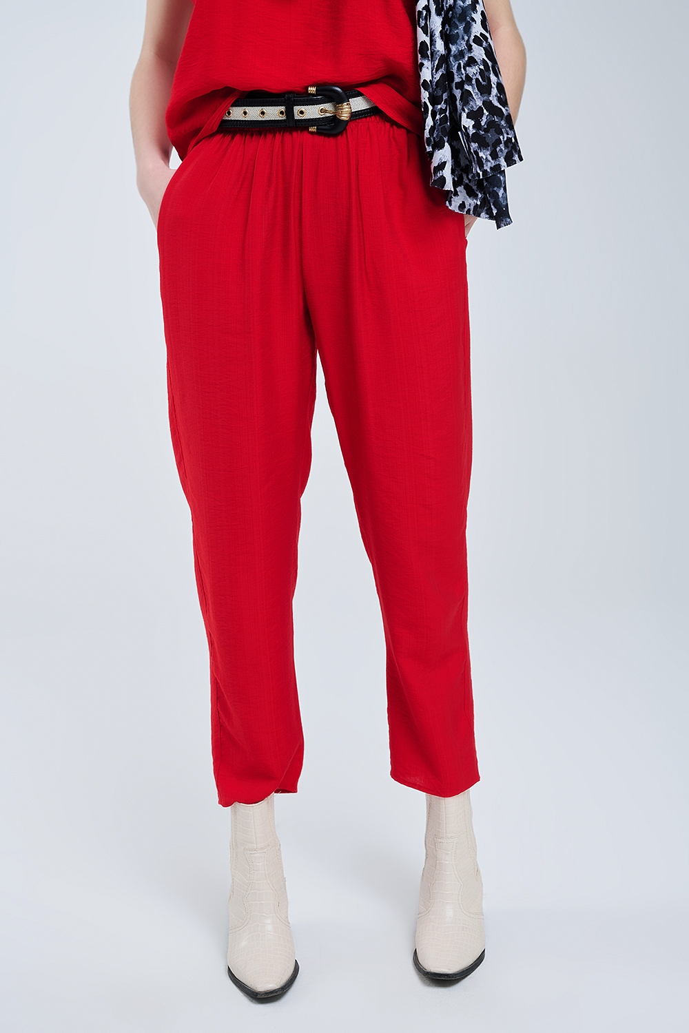 Pantalones veraniegos con cintura elástica y bolsillos en rojo Pantalones veraniegos con cintura elástica y bolsillos en rojo