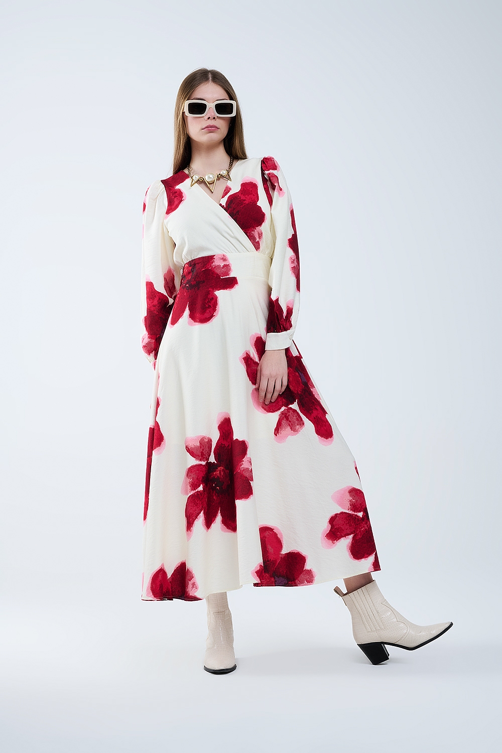 Vestido midi cruzado beige con estampado floral tropical rojo y mangas largas Vestido midi cruzado beige con estampado floral tropical rojo y mangas largas