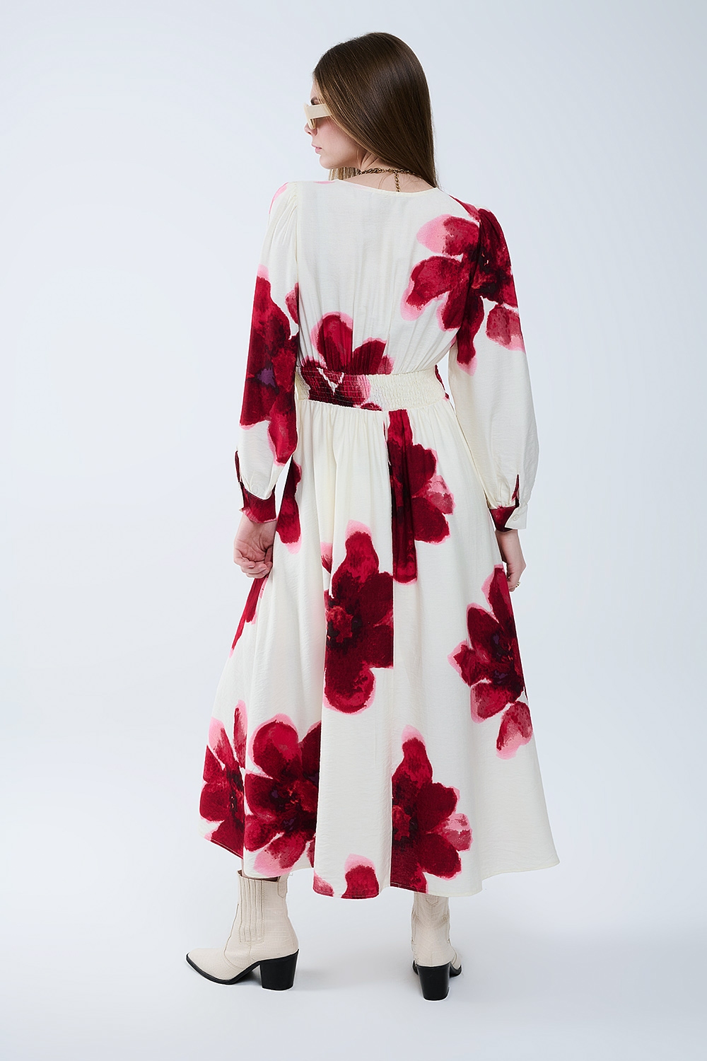 Vestido midi cruzado beige con estampado floral tropical rojo y mangas largas Vestido midi cruzado beige con estampado floral tropical rojo y mangas largas